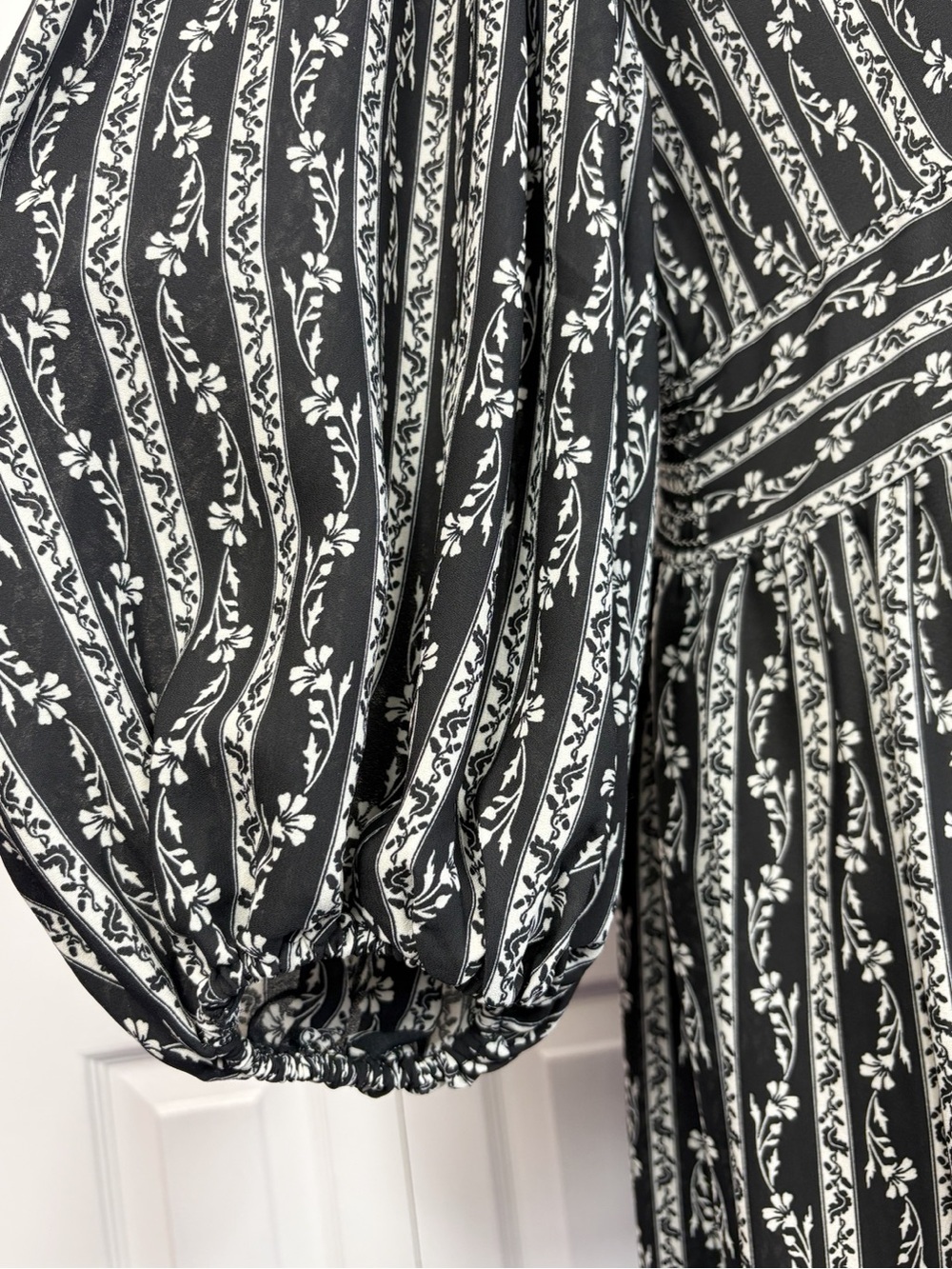 Max Studio London Black & White Print Sheer V-Neck Puff Sleeve Maxi Dress - Picture 11 of 16